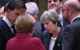 Theresa May im Gespräch mit Mark Rutte, Angela Merkel und Charles Michel beim EU-Gipfel in Brüssel (Bild: Emmanuel Dunand/AFP)