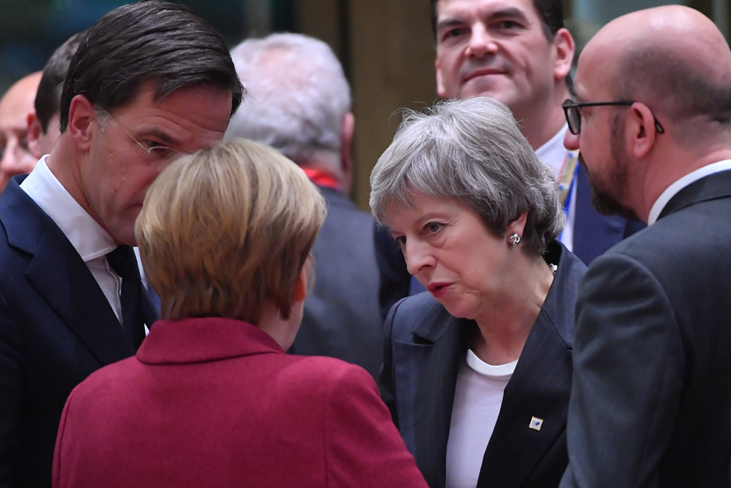 Theresa May im Gespräch mit Mark Rutte, Angela Merkel und Charles Michel beim EU-Gipfel in Brüssel (Bild: Emmanuel Dunand/AFP)