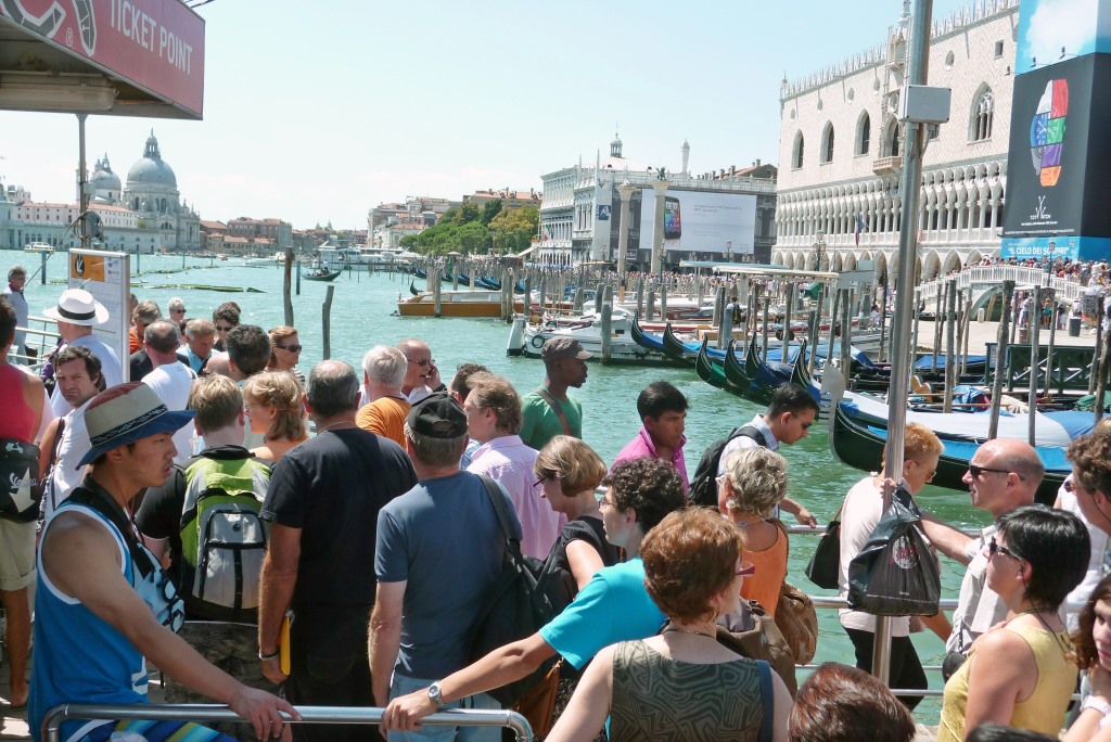 Touristen in Venedig (Bild: EPA Andrea Merola)