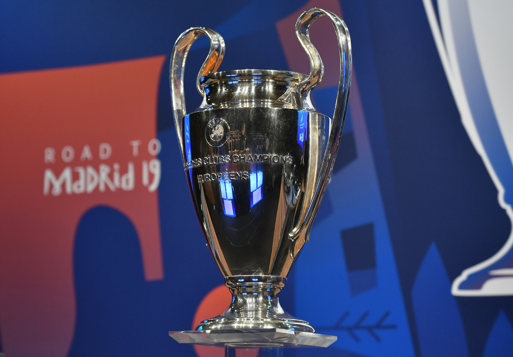 Der UEFA-Champions-League-Pokal in Nyon