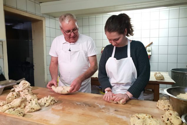 Unter den wachsamen Augen von Werner Grün hat sich BRF-Reporterin Lena Orban als Christstollen-Bäckerin versucht (Bild: BRF)