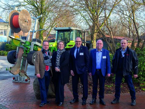 V.l.n.r.: Dr. Ansgar Müller (Landrat des Kreises Wesel), Ministerin Isabelle Weykmans, Bernd Romanski (Bürgermeister der Stadt Hamminkeln), Hubert Tenbusch und Alois Beckmann (Bild: Dorfgemeinschaft Loikum)