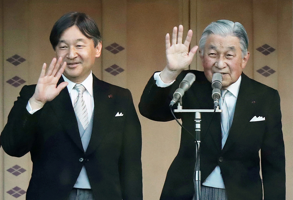 Kaiser Akihito (r.) und Kronprinz Naruhito (Bild: Jiji Press/AFP)