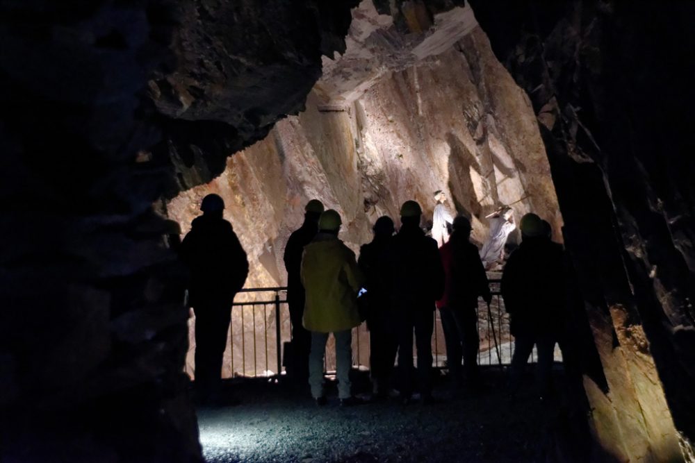 Besucher im Schieferstollen in Recht