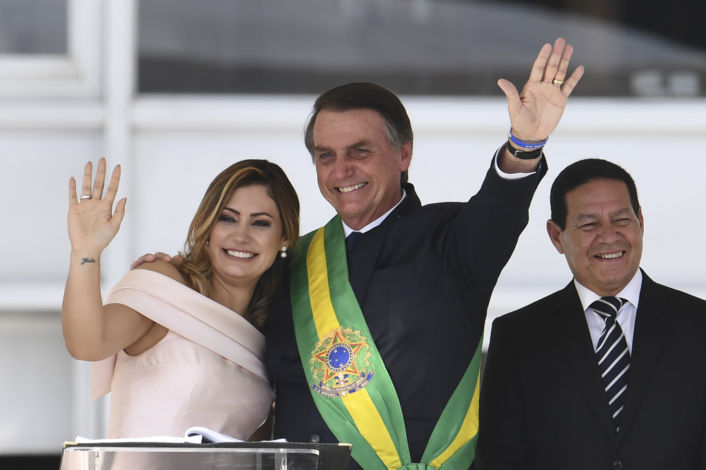 Brasiliens neuer Präsident Jair Bolsonaro (Mitte) mit seiner Frau Michelle Bolsonaro und dem neuen brasilianischen Vizepräsident Hamilton Mourao (Bild: Evaristo SA/AFP)
