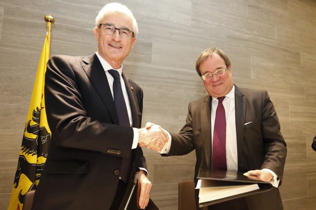 Geert Bourgeois und Armin Laschet am 18. Januar in Brüssel (Bild: Nicolas Maeterlinck/Belga)