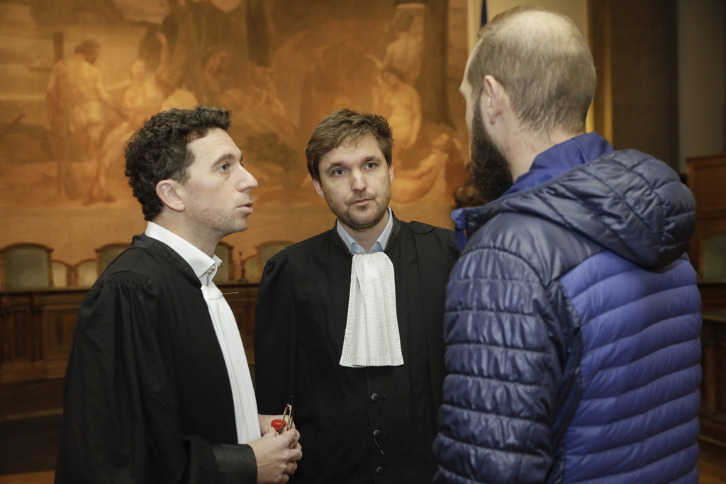 Erster Prozesstag zum Zugunglück von Buizingen: Der angeklagte Lokführer mit seinen Anwälten Antoine Chome und Dimitri De Beco (Bild: Thierry Roge/Belga)