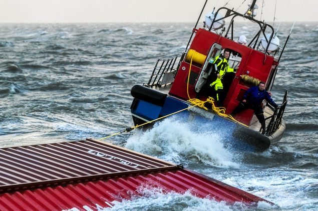 Ein niederländischer Schlepper bringt einen der Container zum Hafen von Lauwersoog (Bild: Remko de Waal/ANP/AFP)