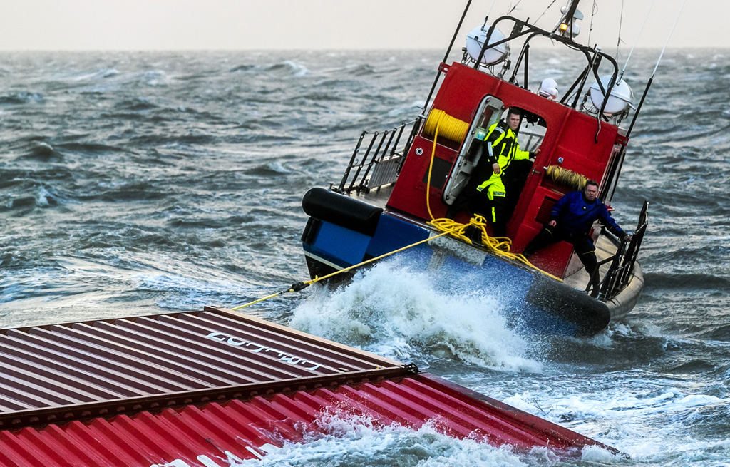 Ein niederländischer Schlepper bringt einen der Container zum Hafen von Lauwersoog (Bild: Remko de Waal/ANP/AFP)