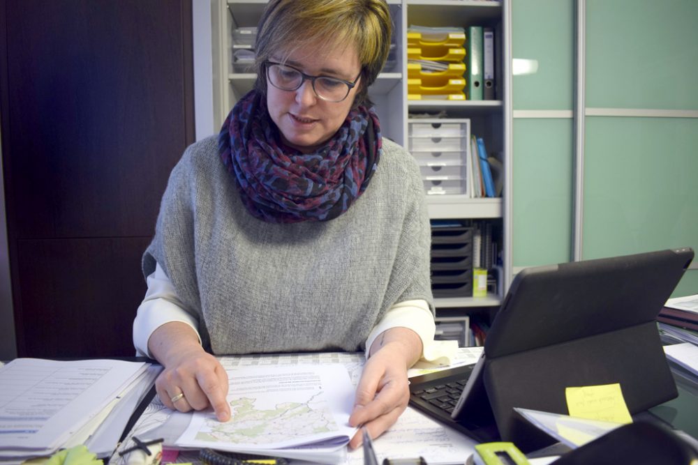 Marion Dhur mit der provisorischen Karte für die Müllfangkörbe und Hinweisschilder in der Gemeinde Burg-Reuland