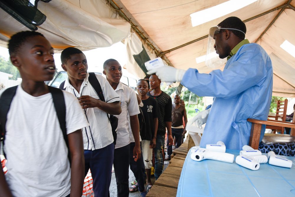 Kongolesen werden von einem medizinischen Assistenten auf Fieber geprüft (Bild: Isaac Kasamani/AFP)