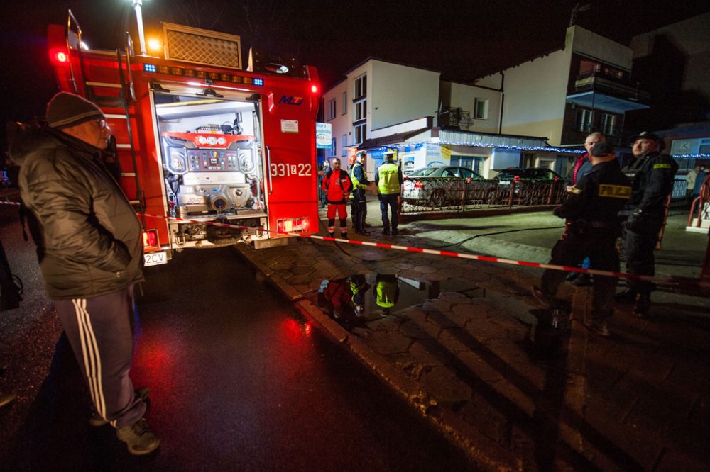 Nach Feuer: polizisten und Feuerwehrleute vor dem Escape Room im polnischen Koszalin