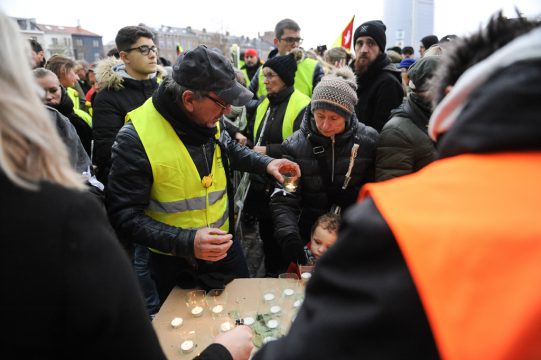 Gelbwesten gedenken des Getöteten Protestlers (Bild: Sophie Kip/Belga)