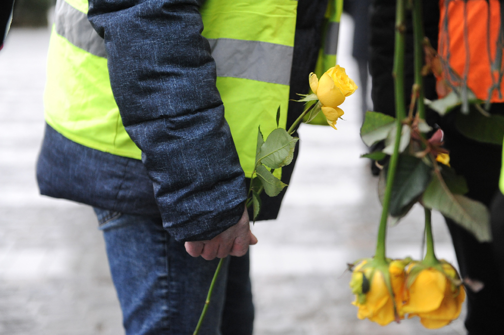Gelbe Rosen in Gedenken an den zu Tode gekommenen Demonstranten (Bild: Sophie Kip/Belga)