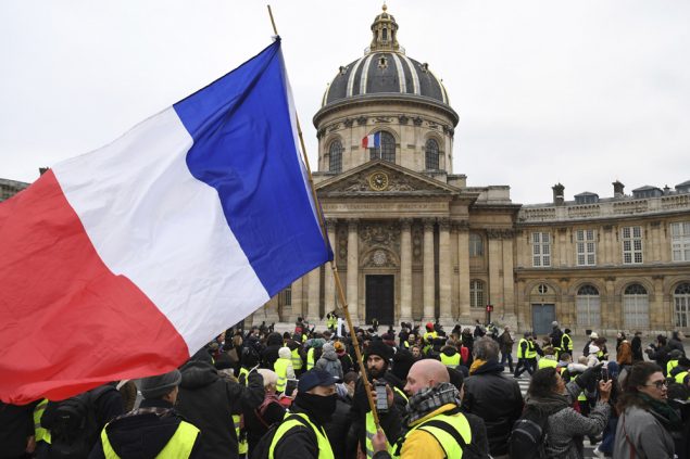"Gilets Jaunes" demonstrieren vor der Assemblée Nationale in Paris