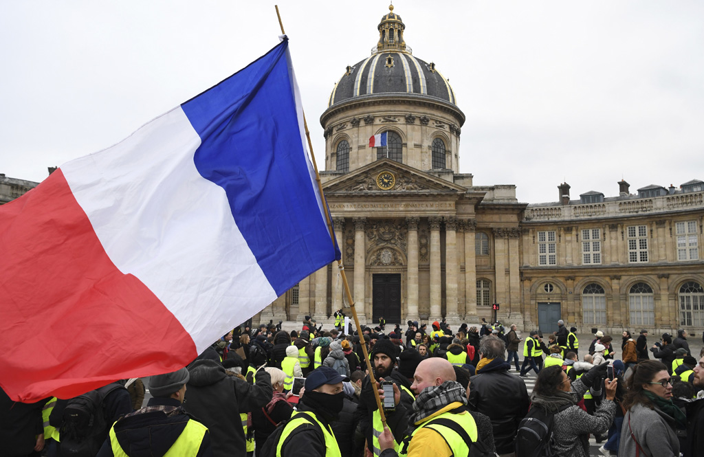 "Gilets Jaunes" demonstrieren vor der Assemblée Nationale in Paris