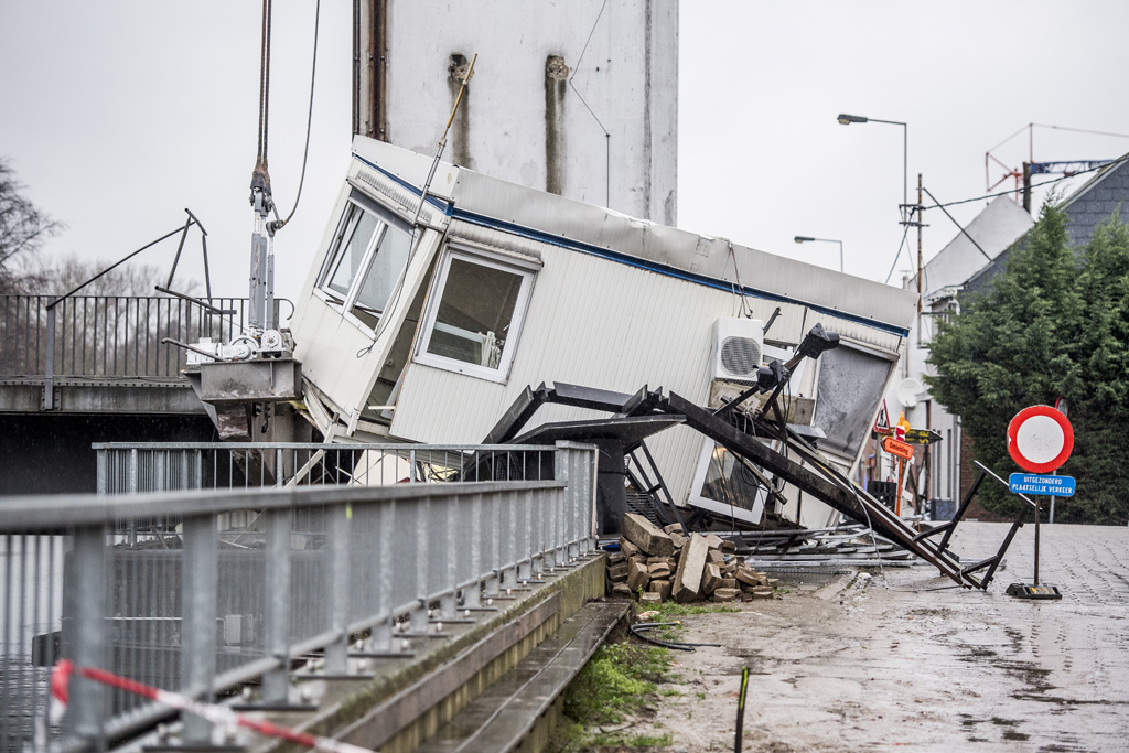 Nach Schiffsunfall: Die zerstörte Brücke in Humbeek