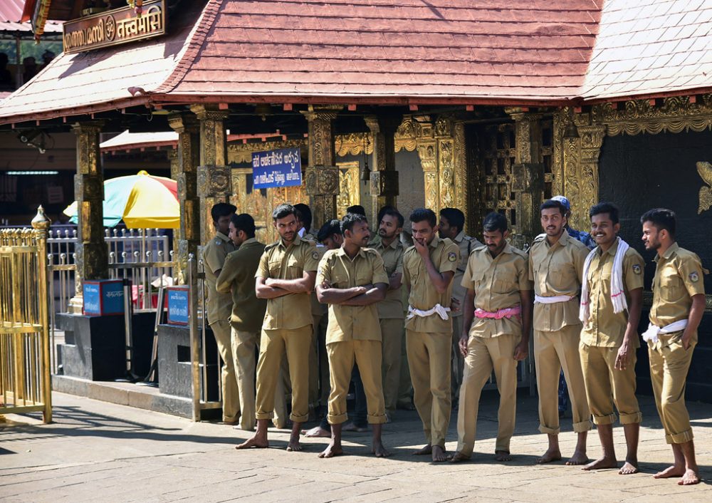 Indische Polizisten am 2.1.2019 vor dem Tempel Sabarimala in Kerala