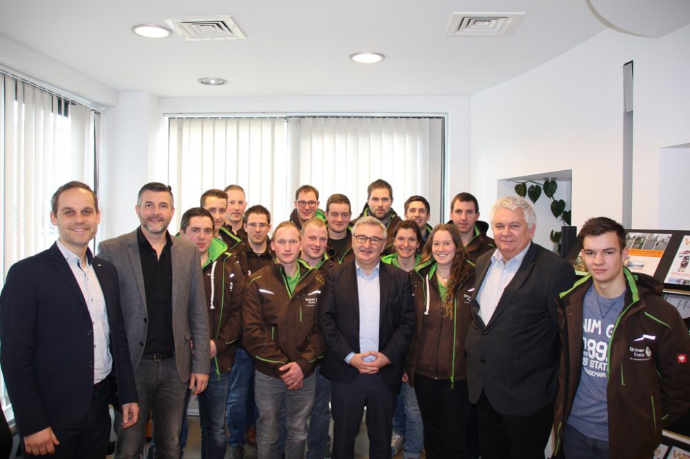 Colin Kraft und Pascal Arimont (vorne links) mit Landwirtschaftsminister René Collin (Mitte) und den Vertretern vom Grünen Kreis Ostbelgien (Bild: Büro Arimont)