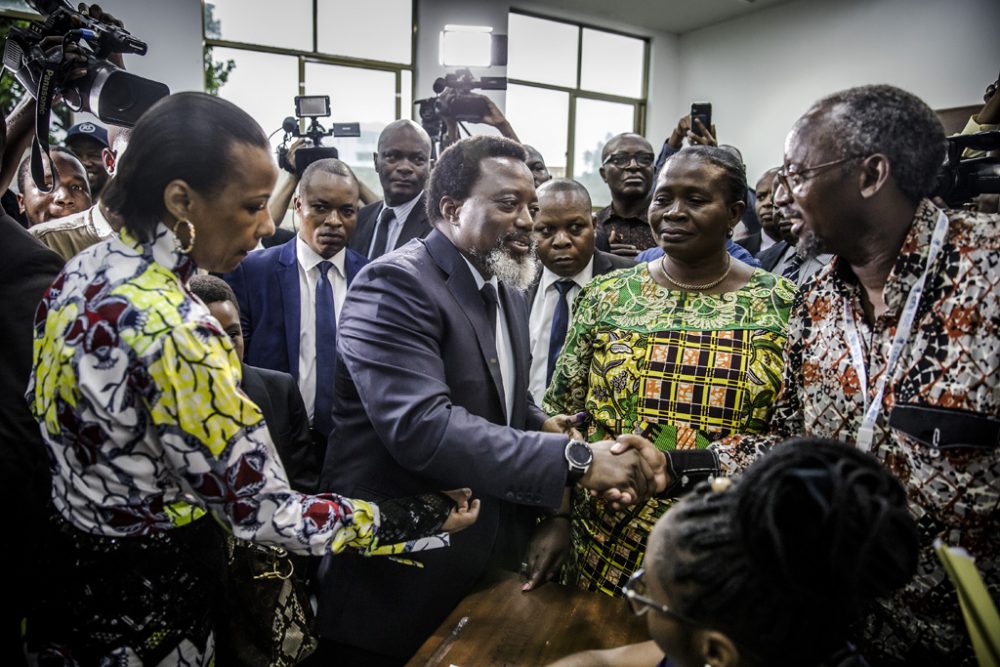 Joseph Kabila begrüßt einige Wahlbeobachter in einem Wahlbüro in Kinshasa (Bild: Luis Tato/AFP)