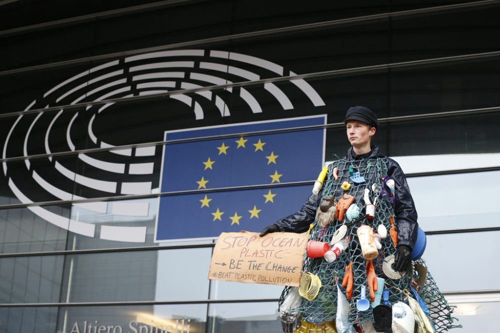 Demonstrant vor dem EU-Parlament in Brüssel (Bild: Nicolas Maeterlinck/Belga)