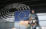 Demonstrant vor dem EU-Parlament in Brüssel (Bild: Nicolas Maeterlinck/Belga)