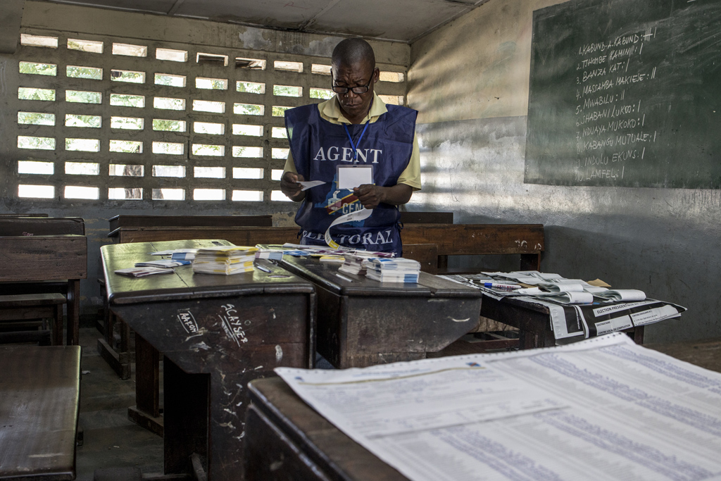 Auszählung der Stimmen in einem Wahlbüro in Kinshasa (Bild: Marco Longari/AFP)