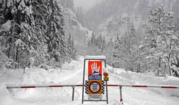 Lawinengefahr: Gesperrte Straße nahe Obertauern in Österreich (Bild: Harald Schneider/APA/AFP)