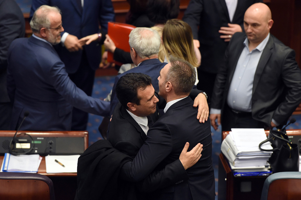 Der mazedonische Premier Zoran Zaev (l.) wird von Abgeordneten beglückwünscht (Bild: Robert Atanasovski/AFP)