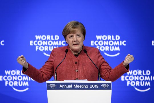 Merkel beim Weltwirtschaftsforum in Davos (Bild: Fabrice Coffrini/AFP)