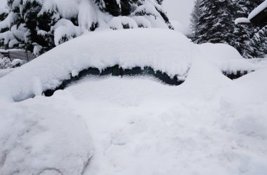 Unter der Schneemasse verbirgt sich das Auto von Edith Threinens Nachbarn (Bild: privat)