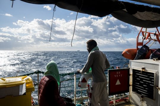 Migranten auf einem Rettungsschiff der Organisation Sea-Watch (Bild: Federico Scoppa/AFP)