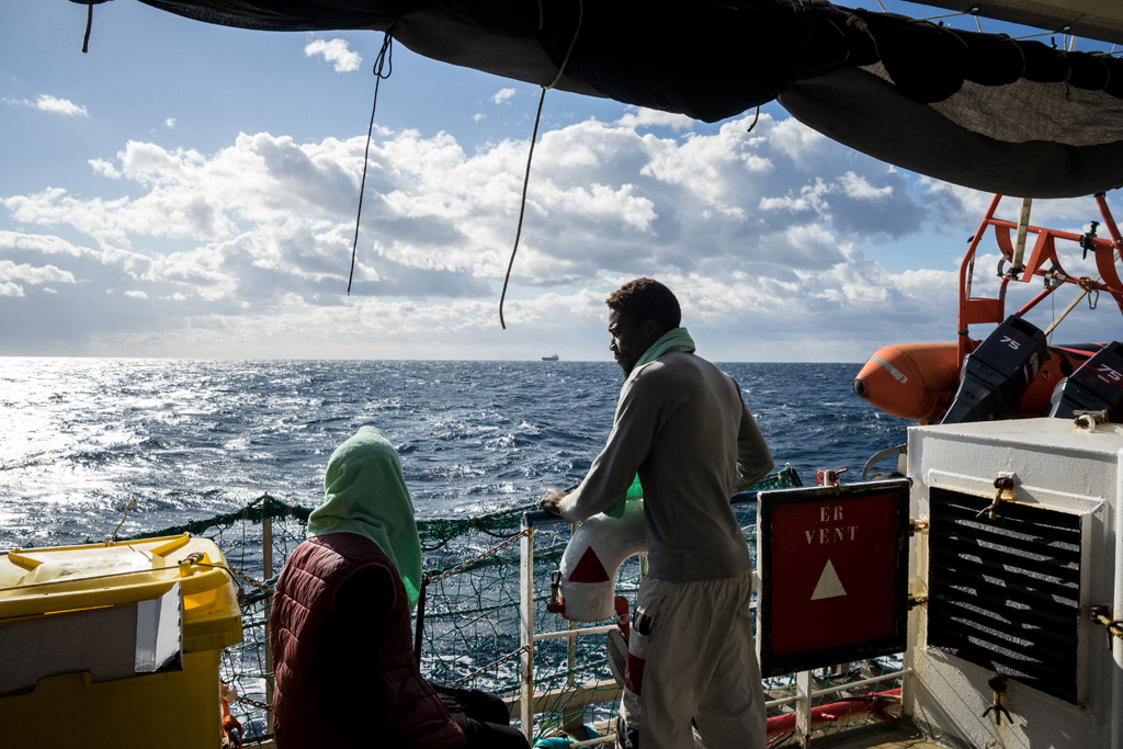 Migranten auf einem Rettungsschiff der Organisation Sea-Watch (Bild: Federico Scoppa/AFP)