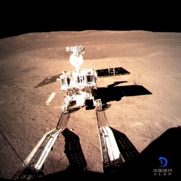 Chinas Mond-Rover "Jadehase 2" rollt nach historischer Landung los