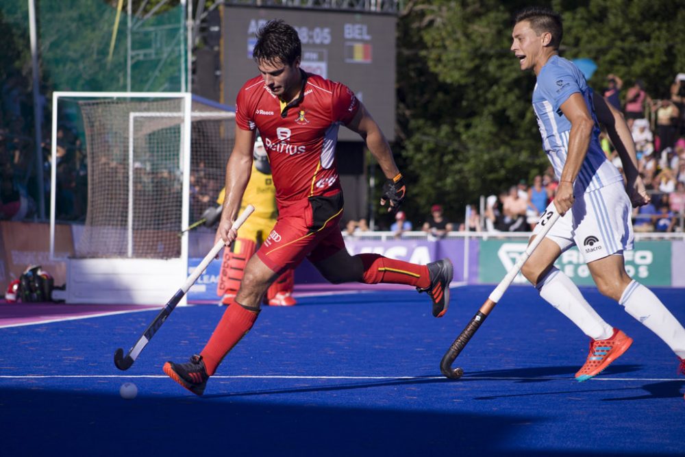 Alexander Hendrickx von den Red Lions und Lucas Martinez von der argentinischen Hockeynationalmannschaft (Bild: Roberto Almeida Aveledo/Belga)