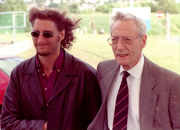 Bruce Reynolds mit seinem Sohn Nick im Juni 2001 (Archivbild: Ian Nicholson/EPA)