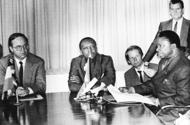 Premierminister Martens, Premierminister Sambwe, Albert Schoenauen und Außenminister Karl-I-Bond 1988 (Archivbild: Belga)