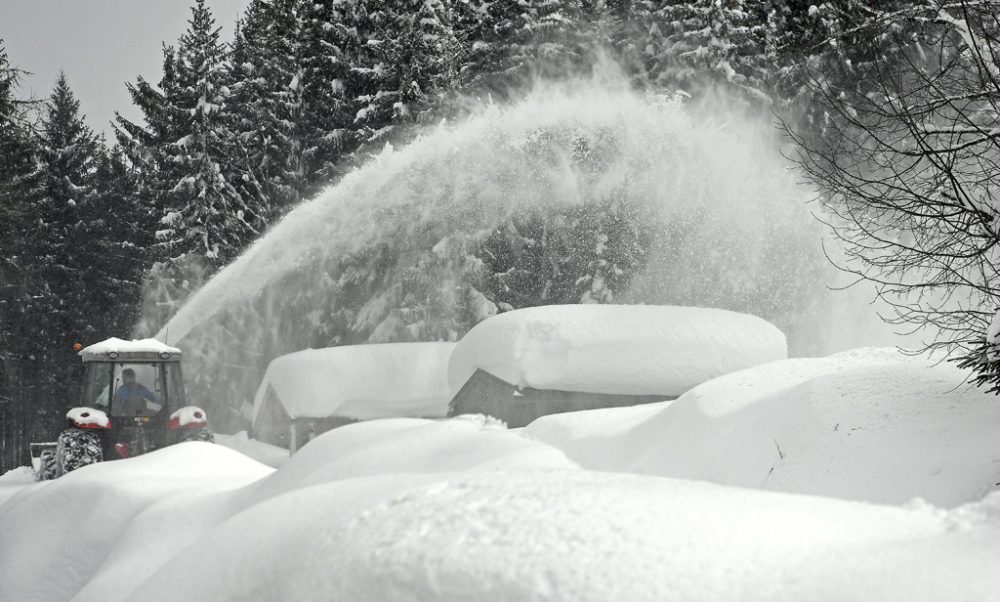 Schneechaos in Österreich und Bayern, Schneepflug im Einsatz