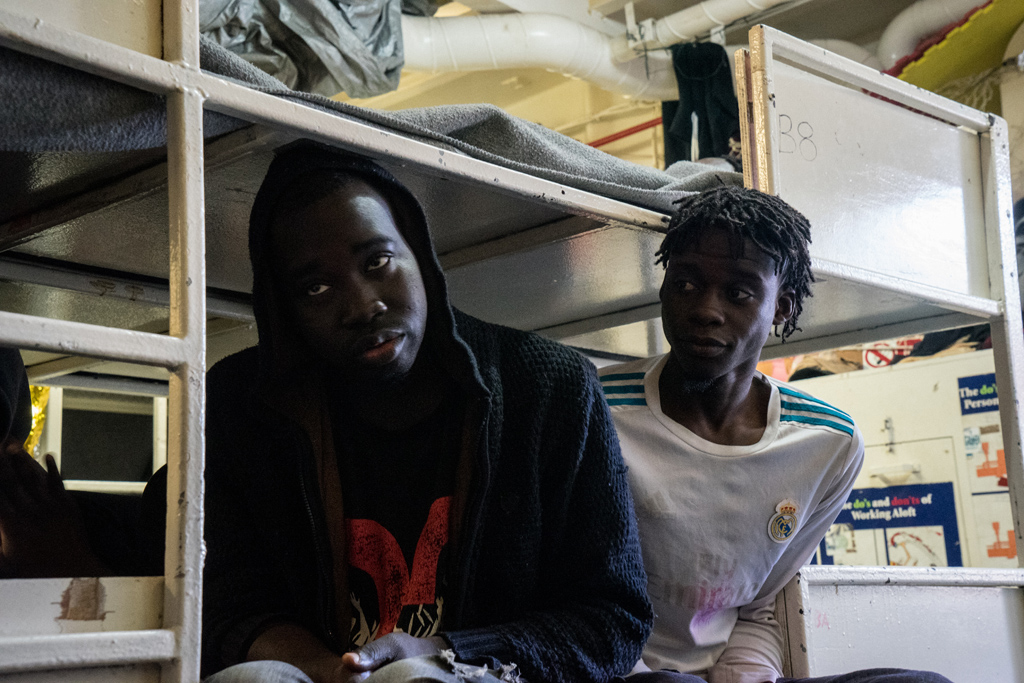 Migranten auf einem Rettungsschiff der Organisation Sea-Watch vor der Küste von Malta (Bild: Federico Scoppa/AFP)