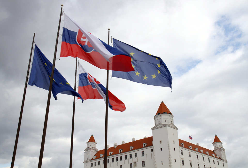 Slowakische und europäische Flaggen vor dem Schloss von Bratislava am 13.10.2011