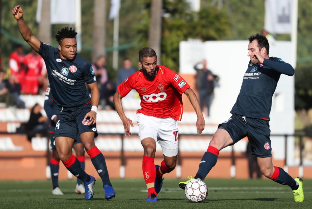 Standard-Spieler Mehdi Carcela und Mainz-Spieler Pierre Kunde kämpfen um den Ball beim Freundschaftsspiel in Marbella (Bild: Virginie Lefour/Belga)