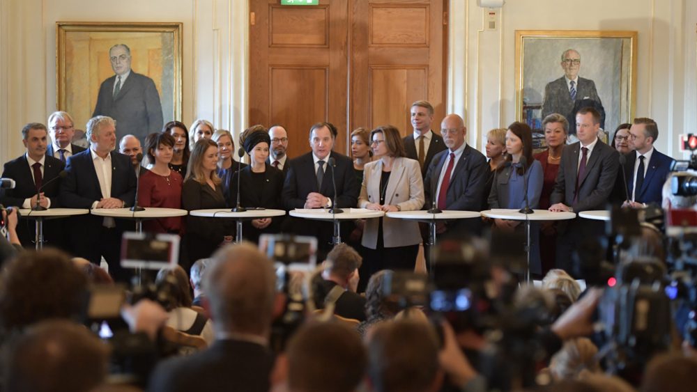 Der schwedische Ministerpräsident Stefan Löfven (M.) stellt sein Kabinett vor