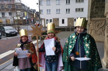 900 Sternsinger unterwegs in Ostbelgien - Marie, Katharina und Elena (vlnr) (Bild: Raffaela Schaus/BRF)