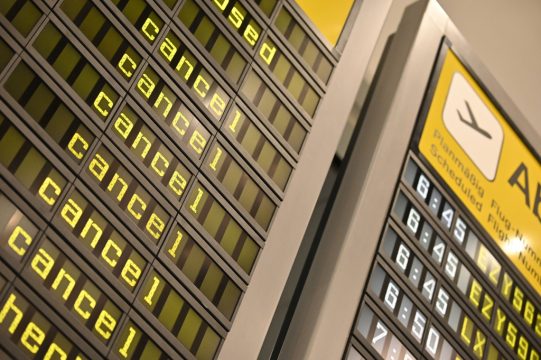 Abflugtafeln am Flughafen mit der Angabe, dass Flüge gestrichen wurden