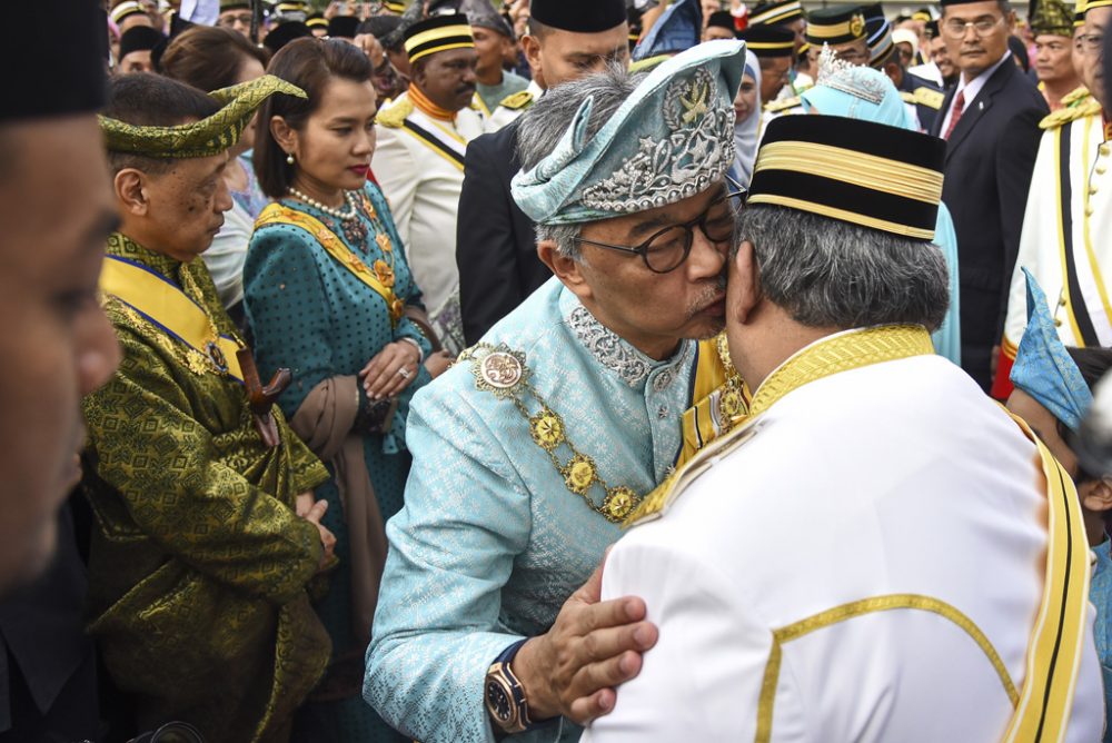 Tengku Abdullah (Mitte) mit seinem jüngeren Bruder (Bild: Farhan Abdullah/Department of Information/AFP)