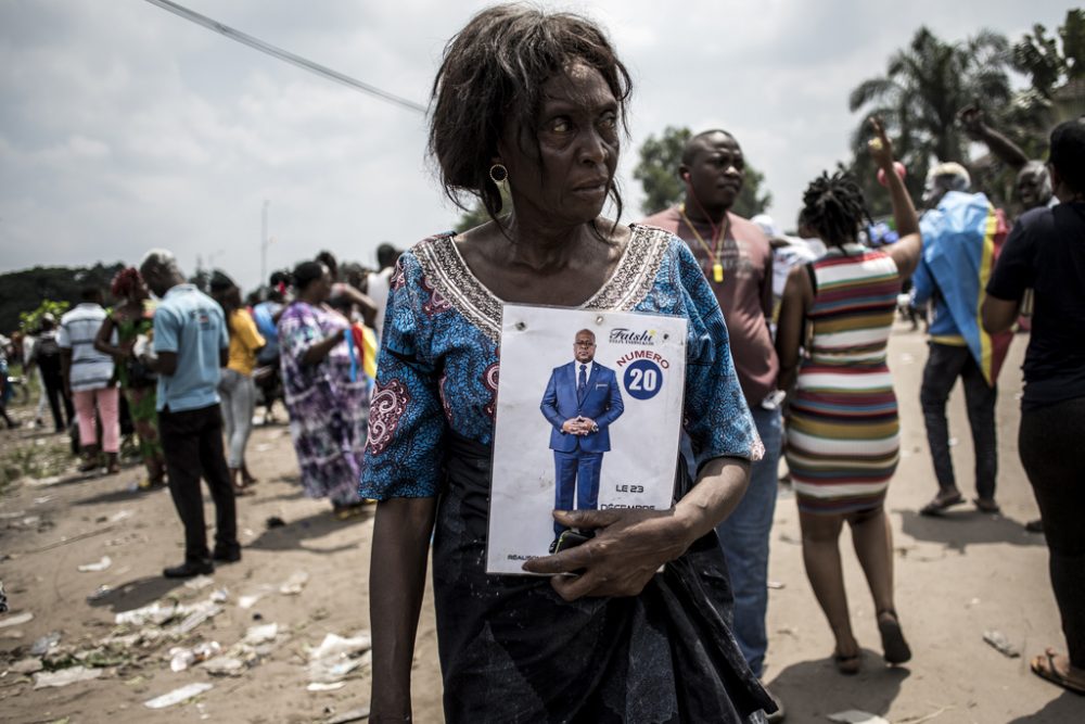 Anhängerin von Tshisekedi mit einem Bild des vorläufigen Wahlsiegers in Kinshasa (Bild: John Wessels/AFP)