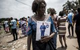 Anhängerin von Tshisekedi mit einem Bild des vorläufigen Wahlsiegers in Kinshasa (Bild: John Wessels/AFP)