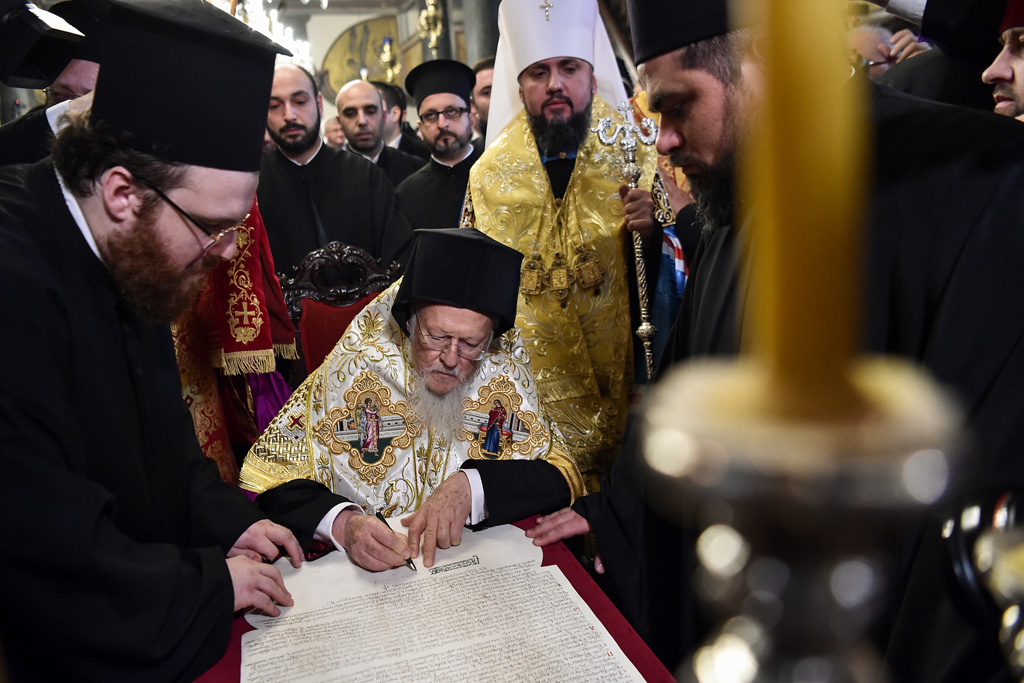 Patriarch Bartholomaios von Konstantinopel unterschreibt einen Erlass zur Unabhängigkeit der orthodoxen Nationalkirche in der Ukraine