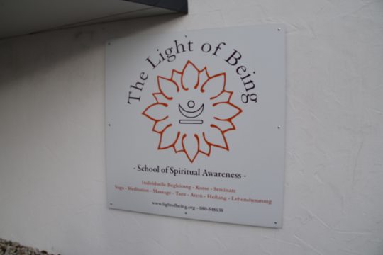 Yoga im Lighthouse in Hergersberg (Bild: Chantal Scheuren BRF)