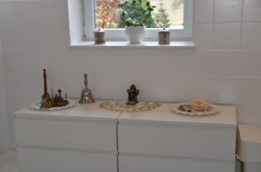 Yoga im Lighthouse in Hergersberg (Bild: Chantal Scheuren BRF)
